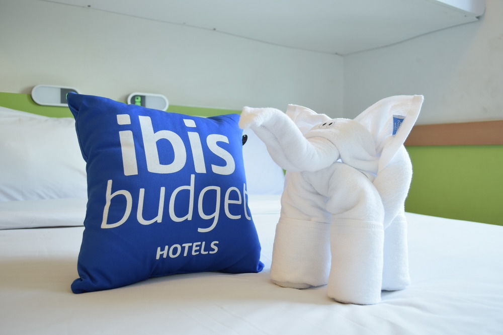Ibis Budget Semarang Tendean Exterior foto